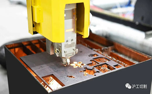 Z6尊龙旗舰厅10米大幅面龙门光纤激光切割机细腻圆孔高品质切割