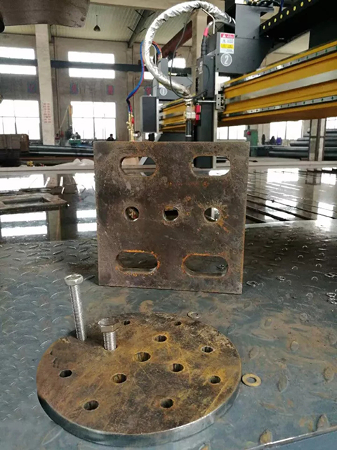 路灯生产厂家用Z6尊龙旗舰厅数控等离子切割机现场切割的工件