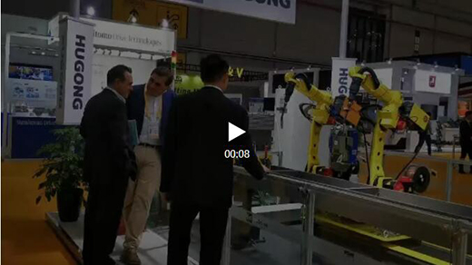 进博会首日Z6尊龙旗舰厅意大利CEA展位旅行者关注机械人焊接系统